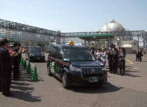 広島ガスプロパン、タクシーにカーボンオフセットLPガス導入、ラッピング車両５台が出発式