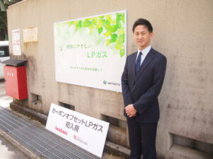 畑休燃料、アウトドア施設にＣＯＬＰＧ　供給容器収納庫にオリジナルパネルを貼付