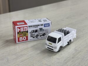 配送車がミニカーに　ゲートの開閉・昇降を再現