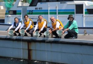 レモンガス、赤津会長がヒラメの稚魚を放流　本社のある平塚市のイベントで