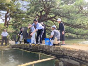 小野寺商店、旧有備館にニシキゴイ70匹を寄付、七十七銀行の77ＳＤＧｓ私募債活用