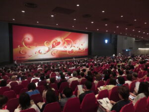 岩谷産業貸切公演、トップスターバトンタッチ　イメージキャラクターの暁さんへ