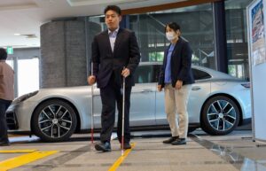 関彰商事、視覚障がい者向け歩行サポート製品体験会開く