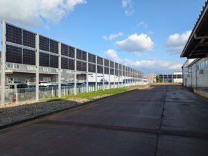 エア・ウォーター、垂直ソーラー発電システム全国14拠点に設置