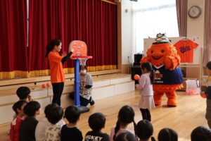 富士ツバメ、幼稚園にバスケットゴール寄贈　ベルテックス静岡と連携し地域貢献